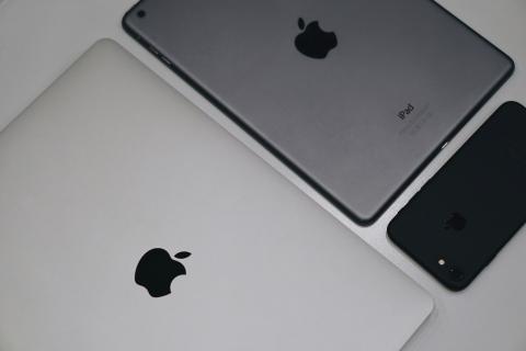 苹果首款OLED MacBook或将配备触控屏