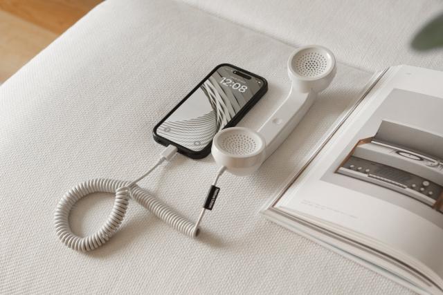 iPhone 17 Air 你留着吧，我选这款复古电话听筒