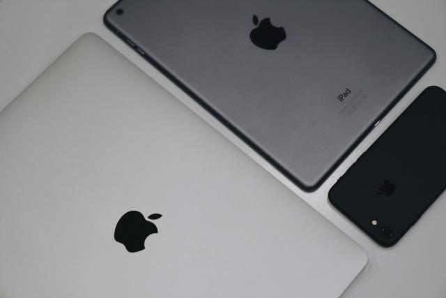 苹果首款OLED MacBook或将配备触控屏