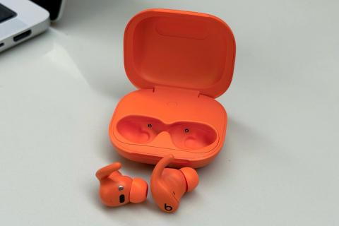 忘掉AirPods Pro，Powerbeats Fit才是iPhone 17 Pro的完美伴侣