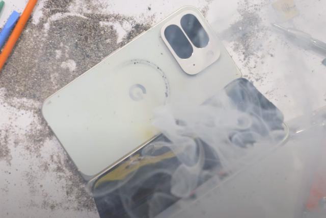 Pixel 10 Fold 与 iPhone Air 如出一辙（除了它会弯曲、断裂和爆炸）